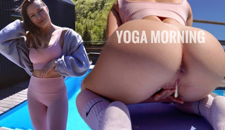 Подглядывающий шпион у бассейна присоединяется к моей утренней йоге