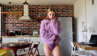 Брызги спермы на сладкое личико горячей шалавы в фиолетовой шубе