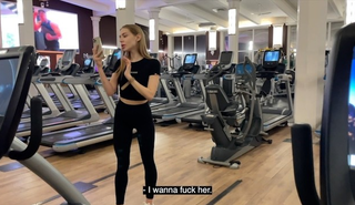Странный красавчик жестко поимел незнакомку в спортзале